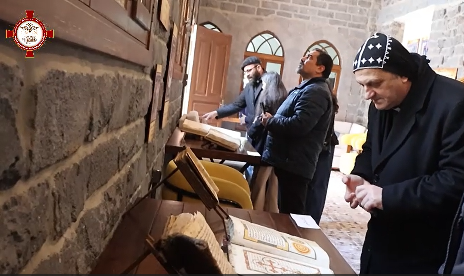 جسور المحبة والتراث: المطران مراد يزور معرض الأيقونات السريانية في حمص