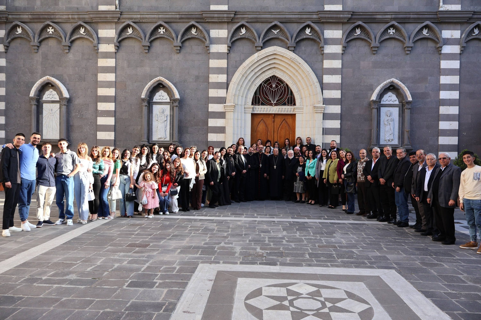 مطرانية السريان الكاثوليك بحمص تستقبل المهنئين بعيد القيامة