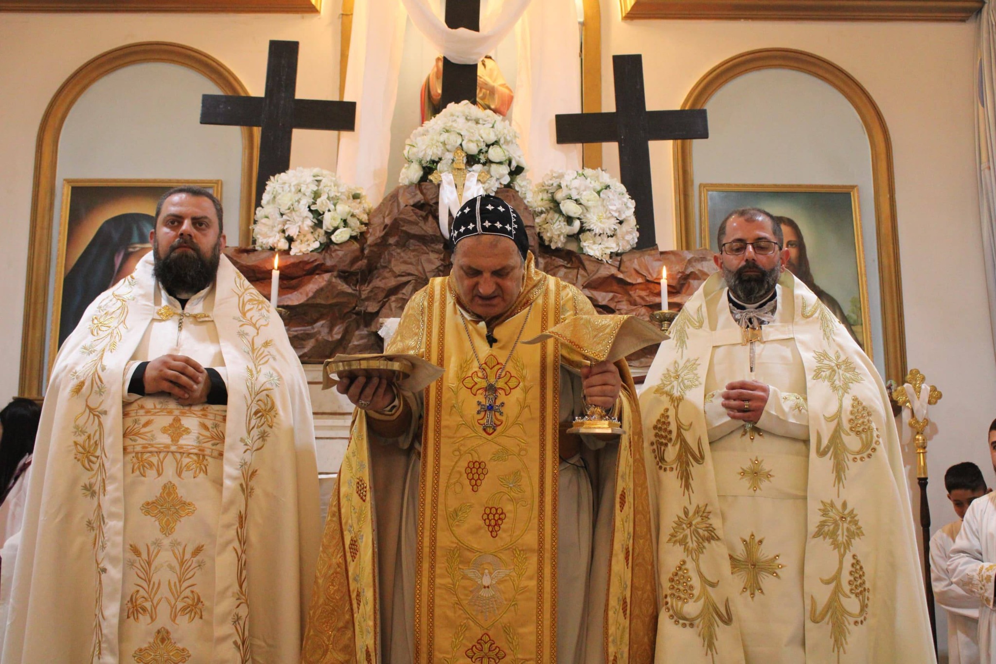 مشاركة راعي الأبرشية رتبة السجدة في حماه وقداس عيد القيامة في فيروزة بحسب التقويم الشرقي