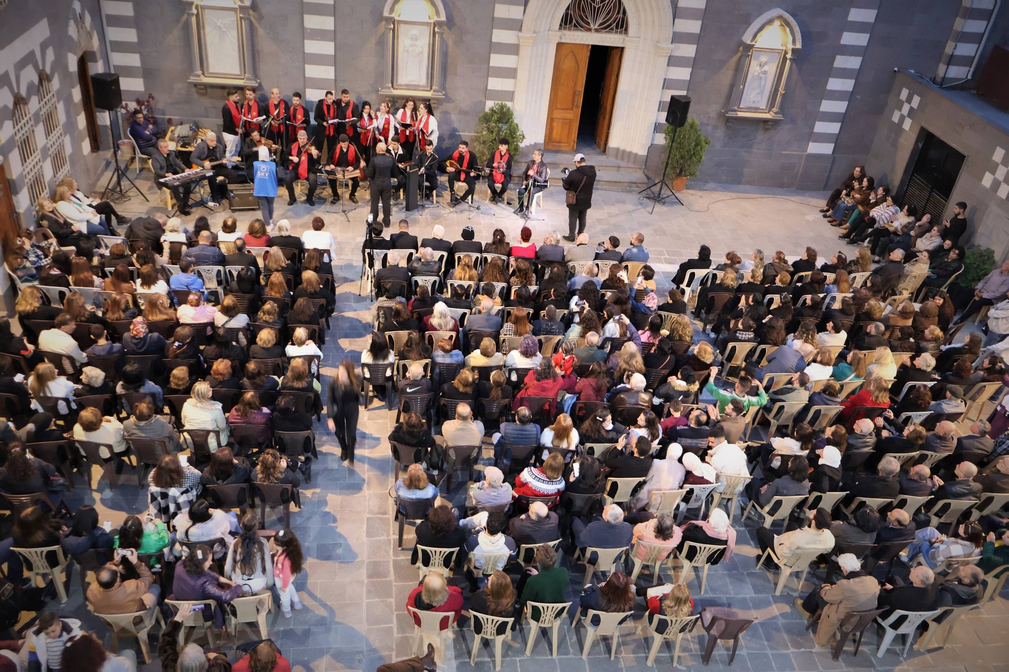 /إرث الرحابنة/ أمسـية تنبـض بأصالـة الرحابنـة و تحيـي الذاكـرة بألحــان خالـدة في باحة كاتدرائية الروح القدس بحمص